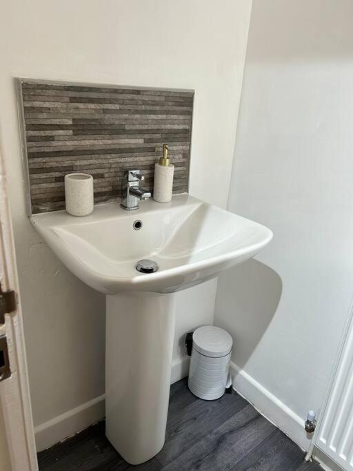 Spacious Homely 3 Bed Property Newcastle-under-Lyme Buitenkant foto